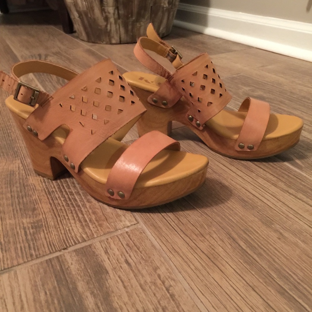 Korks tan sandals